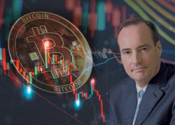 El economista Harry Dent prevé una caída hasta niveles del ciclo anterior, pero espera una subida mucho mayor para los próximos años. Composición por CriptoNoticias. alex_aldo/ stock.adobe.com; Maximusdn/ stock.adobe.com; Wit/ stock.adobe.com; Harry Dent / facebook.com