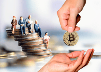 Personas sobre pila de monedas y mano entregando Bitcoin.