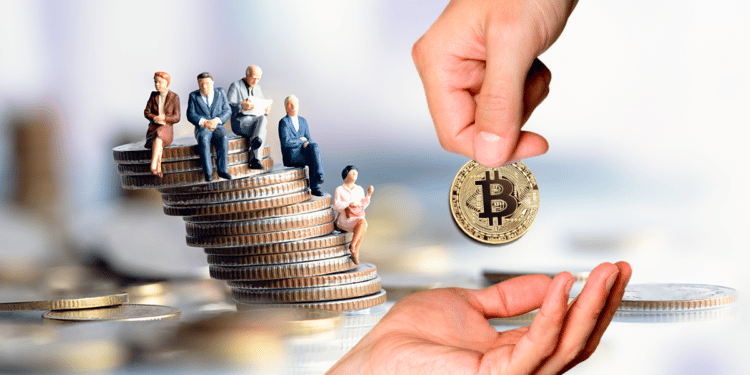 Personas sobre pila de monedas y mano entregando Bitcoin.