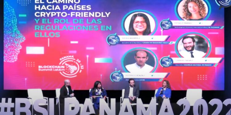 Panelistas del evento Blockchain Summit Latam estuvieron de acuerdo con que legislar para regular el ecosistema es conveniente para todos. Fuente: Blockchain Summit Latam Panamá 2022 / youtube.com.