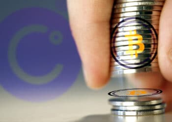 mano apilando monedas con logo de BTW y logo de Celsius en el fondo