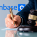 Un grupo de usuarios que compró GYEN demandó a Coinbase por pérdidas millonarias al no poder vender ese token. Composición por CriptoNoticias. Fuente: coinbase.com / Andrey Popov / stock.adobe.com.