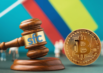 Martillo junto a un bitcoin acompañados de la bandera de Colombia.
