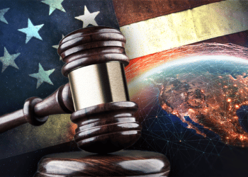 Mundo y bandera de EEUU con mazo de juez