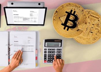 Declaración de impuestos con bandera de España y Bitcoin.