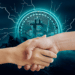 Acuerdo de manos frente a Bitcoin con Lightning Network.