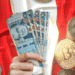 Bandera de Perú, soles y bitcoins.