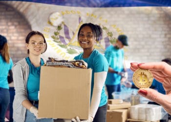 Los voluntarios que participaron en jornadas de limpieza de zonas del municipio de Apopa en El Salvador recibieron recompensas en bitcoin. Composición por CriptoNoticias. md3d/ stock.adobe.com; Drazen/ stock.adobe.com;  Antonio/ stock.adobe.com