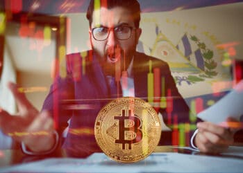 Persona molesta frente a Bitcoin.