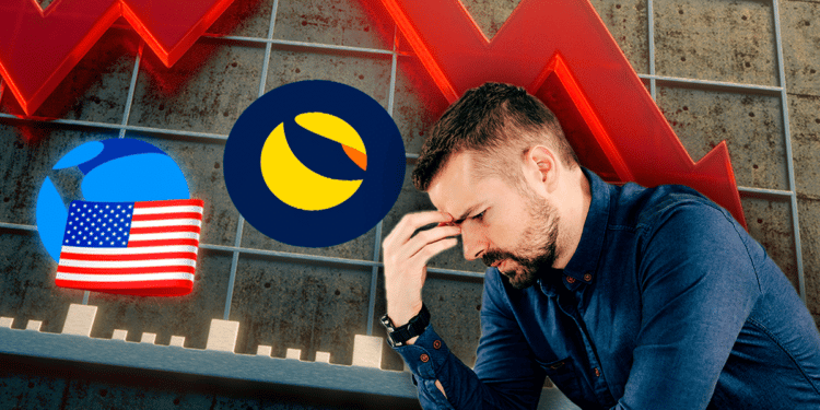 Gráfico rojo de Terra y Luna con persona preocupada.