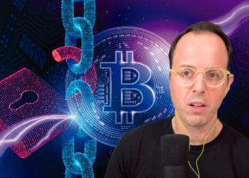 Moritz Wietersheim acompañado de un candado abierto un bitcoin.