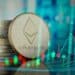 Ethereum junto a un gráfico de mercado.