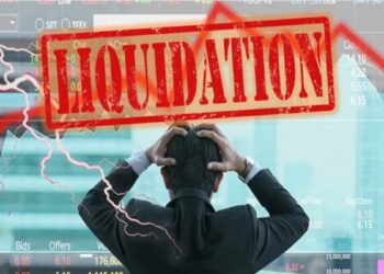 Un hombre desesperado frente a pantalla mostrando la caída del mercado.