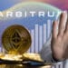 Arbitrum suspende uno de sus servicios por una subida en las comisiones