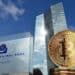 Banco Central Europeo junto a un bitcoin.