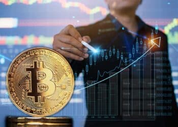 Bitcoin acompañado de un inversionista con unos gráfico alcistas.