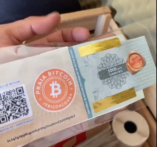 Monederos de bitcoin en papel.