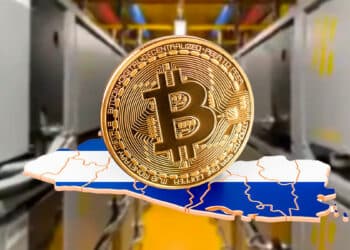 moneda de bitcoin sobre mapa de El Savador con granja minera en el fondo