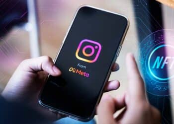 Usuario con Instagram de Meta abierto y logo de NFT