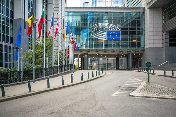 Oficinas del parlamento europeo con banderas europeas e Bruselas, Bélgica