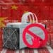 Minero de bitcoin acompañado de un signo prohibido y la bandera de China.