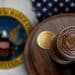 Logo de la SEC junto a un martillo acompañados de un bitcoin.