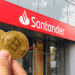 Santander se une a la lista de bancos que están evaluando o ya ofrecen servicios con bitcoin. Composición por CriptoNoticias. Fuente: diy13 ; MOZCO Mat Szymański / stock.adobe.com.