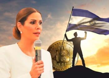 Milena Mayorga junto a un Bitcoin y la bandera de El salvador.