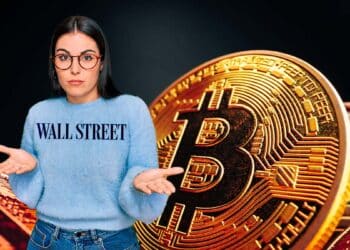 Mujer de Wall Street al lado de Bitcoin.