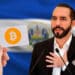 Bukele junto a un bono de Bitcoin acompañados de la bandera de El Salvador.