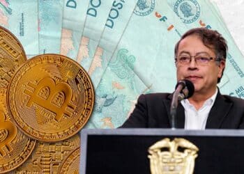 Gustavo Petro junto a dinero en efectivo y un bitcoin.