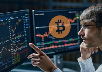 Trader analizando el precio de Bitcoin.