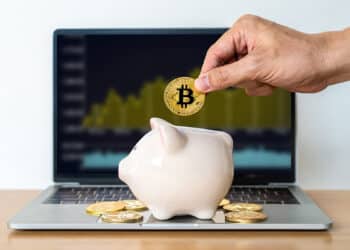 Persona ahorrando en bitcoin.