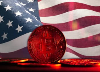 Bitcoin rojo y bandera de Estados Unidos