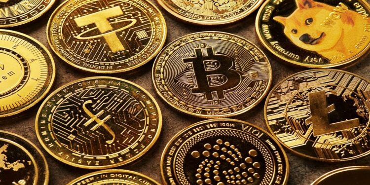 criptomonedas doradas sobre mesa