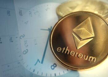 monedas de ethereum con calendario pasado páginas y reloj marcando el paso del tiempo en el fondo