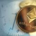 monedas de ethereum con calendario pasado páginas y reloj marcando el paso del tiempo en el fondo