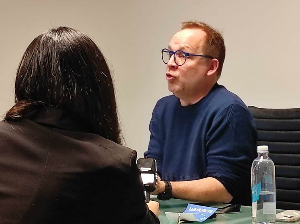Diego Fernández hablando sobre el universo blockchain.