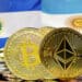 Bitcoin y Ethereum junto a bandera de Argentina y El Salvador.