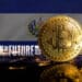 Bitcoin junto al logo del banco "Bank to the Future" acompañados de la bandera de El Salvador.