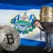 hombre sostiene pila de monedas junto a moneda de bitocin con bandera de El Salvador en el fondo