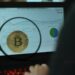 lupa sobre bitcoin en pantalla en página de gráfico de tendencia de busqueda