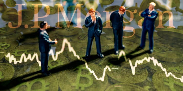Hombres parados en un piso de Bitcoin acompañados del logo de JPMorgan.