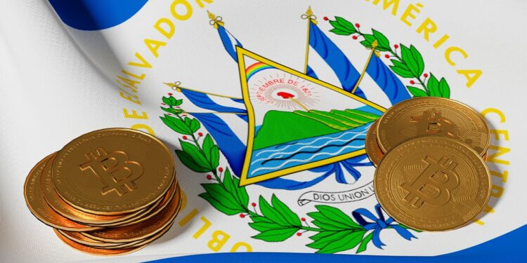 monedas de bitcoin sobre bandera de El Salvador