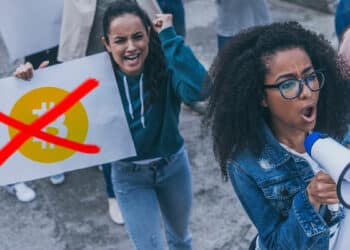 Habitantes de El Salvador manifestándose en contra de Bitcoin.