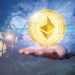 hombre sostiene moneda de ethereum con fusion de bloques de ethereum en el fondo