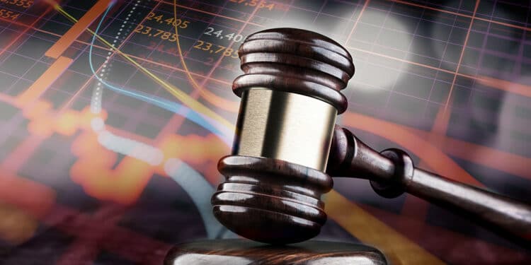 martillo de juez con gráfico bajista de mercado en el fondo