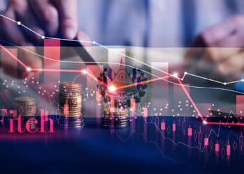 Bandera de El Salvador junto al logo de Fitch.