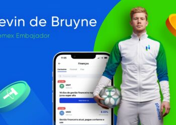 Un hombre con uniforme de futbolista con un balón en su mano derecha parado al lado de una imagen de un teléfono celular.