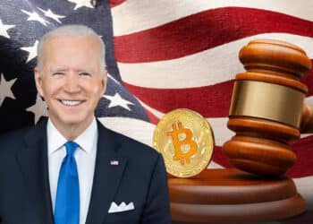Biden junto a un bitcoin y un martillo de juez acompañados por la bandera de Estados Unidos.
